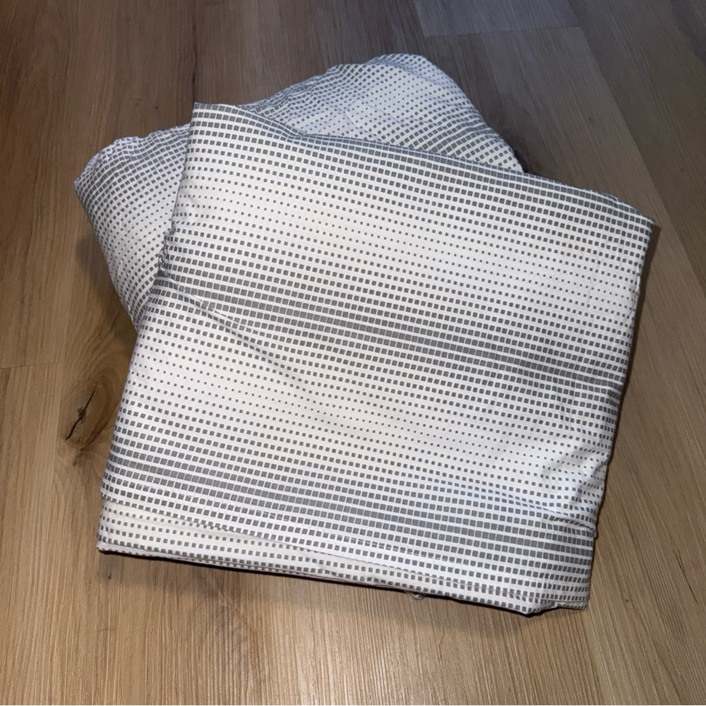 Queen Sheet Set White And Gray Square Design Fitted And Flat Sheet